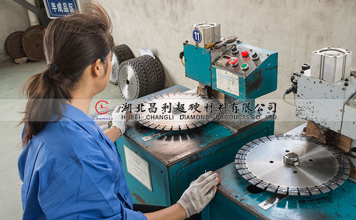 誰都想選擇質(zhì)量穩(wěn)定生產(chǎn)技術(shù)先進(jìn)的花崗巖鋸片,你是怎么選的?